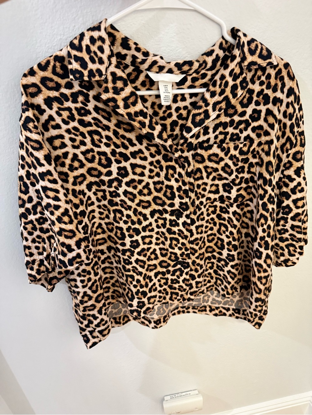H&M Relaxed Leopard Print Button-Up Crop with Front Pocket. Excellent condition